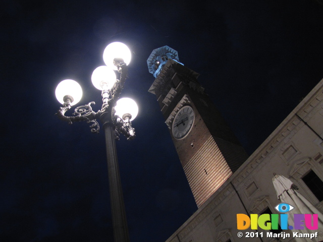 SX19431 Lamppost and Lamberti Tower at night in Verona, Italy